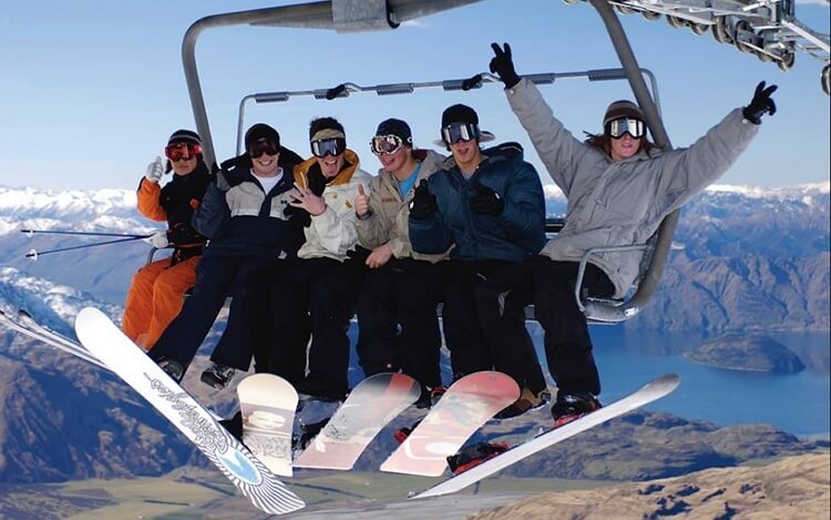 student group on skiing
