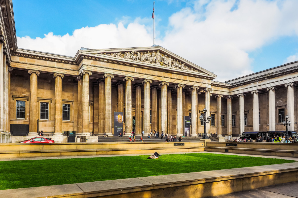 LONDON, UK - SEPTEMBER 28, 2015: Tourists visiting the British Museum (HDR)