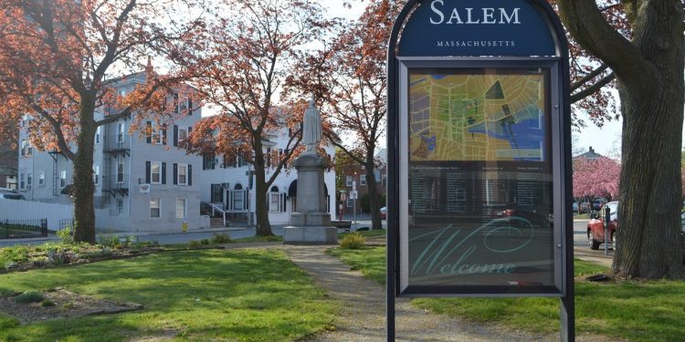 Salem city sign at the entrance of the city