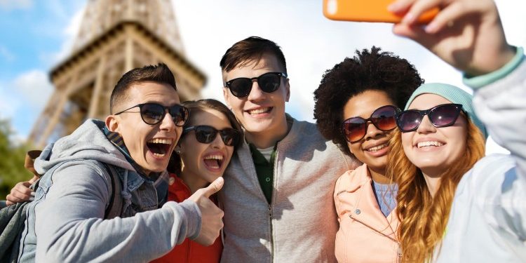happy students taking picture in Paris